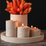 مجموعة تحف خرسانية من شمعدانات وفازة مع صينية دائرية من لودستون