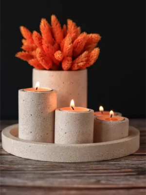 مجموعة تحف خرسانية من شمعدانات وفازة مع صينية دائرية من لودستون